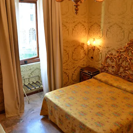 Des Epoques Hotel 3*