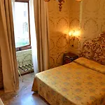 Des Epoques Szálloda 3*