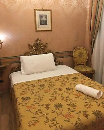 ホテル Des Epoques 3*